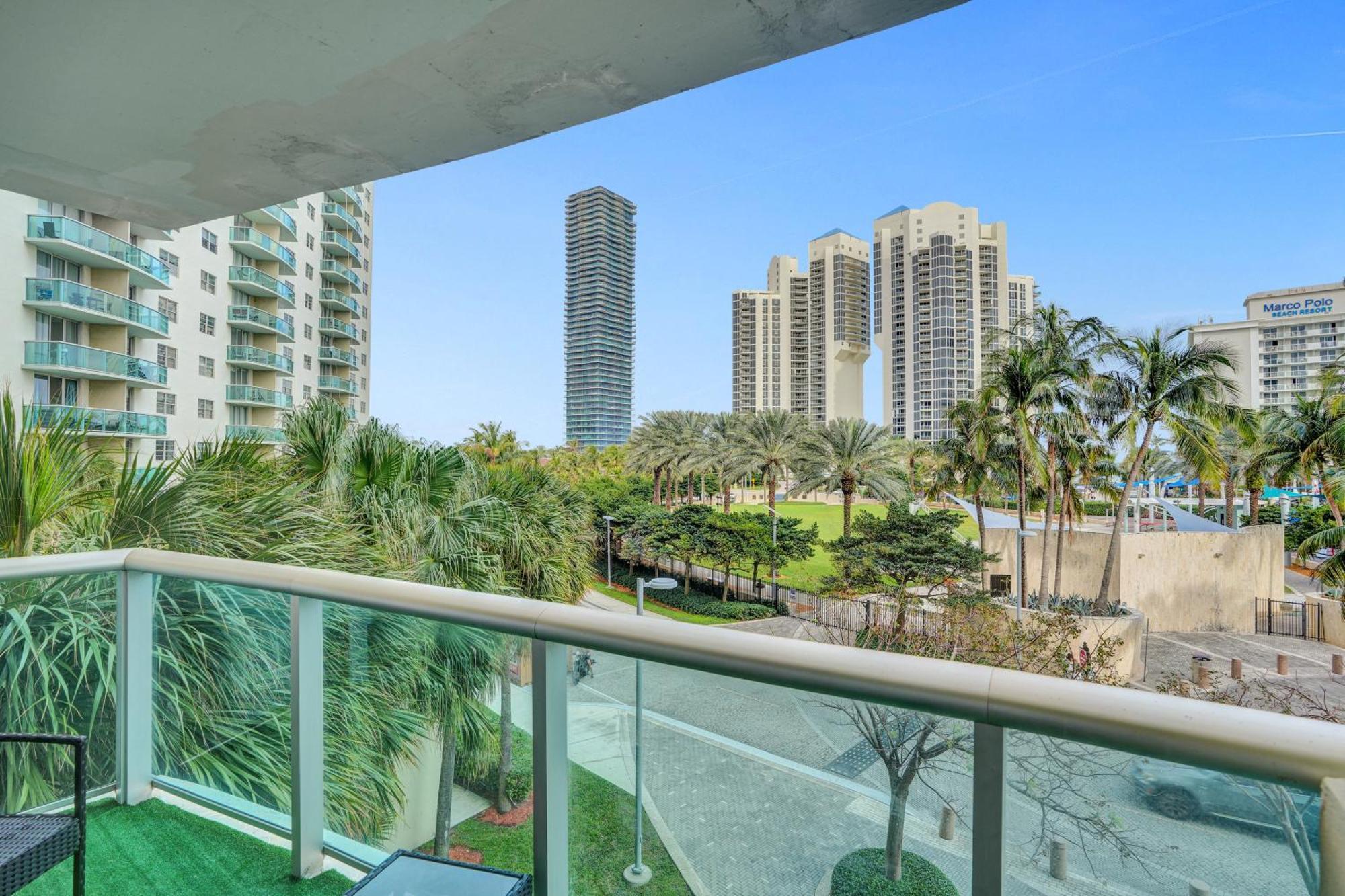 Ocean Reserve Luxury Condos Across From Sunny Isles Beach Miami Beach Exterior foto